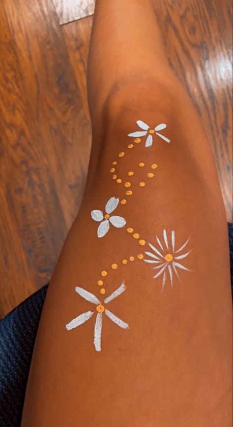 Painting Leg Ideas, Things To Paint On Ur Leg, Cute Leg Paintings, Face Paint On Leg, Cute Things To Paint On Your Leg, Things To Draw Summer Vibes, Leg Face Paint, Face Painting Ideas Aesthetic, Painted Legs Body Art