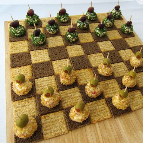 Cheeseball Checkers Family Game Night Snacks, Game Night Snacks, Game Night Food, Board Game Party, Game Night Parties, Fingerfood Party, Board Game Night, Game Snacks, Food Contest