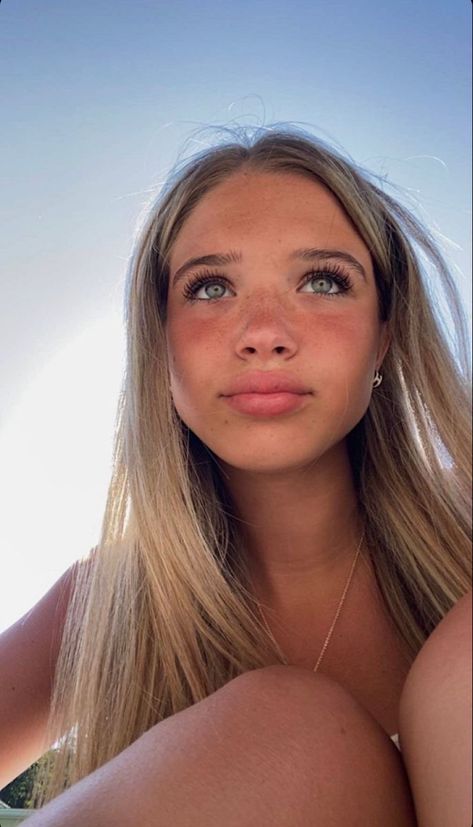 Glowy Tan Makeup, Blonde On Tan Skin, Bronzed Makeup Look Sun Kissed, Tan Makeup Look, Simple Natural Makeup Looks, Aesthetic Makeup Looks, Light Tan Skin, Pretty Girl Aesthetic, Beach Makeup