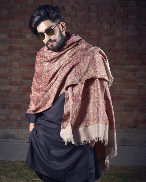 Mens Shawl With Kurta Pajama, Kurta Pajama Men With Shawl, Wedding Outfits Men Guest, Men Shawl Pakistani, Black Kurta Pajama Design, Kurta Pajama Men Punjabi, Wedding Outfits Men, Punjabi Kurta Pajama Men, Indian Wedding Outfits For Men