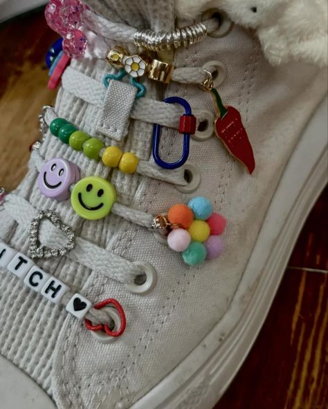 Arts & Crafts 🎨🖌️ . . . . . . . . #charmnecklace #charm #charms #converse #customshoes #customconverse #diy Shoe Accessories Diy, Diy Converse, Converse Design, Lab Ideas, Rave Fits, Diy Sneakers, Beaded Shoes, Creative Shoes, Custom Converse