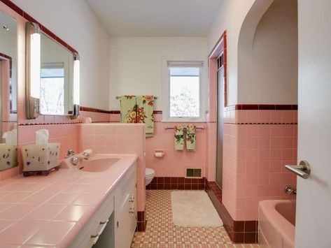 Pink Tile Bathroom, 1950s Bathroom, Pink Bathroom Tiles, Makeover Kamar Mandi, Herb Farm, Retro Bathrooms, Deco Bathroom, Retro Renovation, Vintage Bathrooms