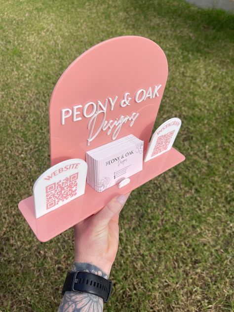 Acrylic Business Card & QR Signage Stand logowow #graphicdesignweek. Reception Desk Decorations Ideas, Signage Stand, Logo Signage, Craft Market Display, Vendor Displays, Idee Cricut, Craft Fairs Booth, Craft Booth Displays, Stand Studio