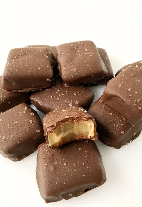 Chocolate covered caramels with sea salt that are SO easy to make in the microwave! Chocolate Caramels Recipe, Chocolate Covered Caramels, Salted Caramel Candy, Caramel Recipe Easy, Caramel Truffles, Microwave Caramels, Salted Caramel Recipes, Sea Salt Caramels, Caramel Recipe