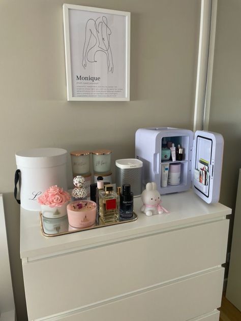 Dresser Inspiration Bedroom, Bedroom Perfume Display, Makeup Dresser Ideas Bedrooms, Decorative Tray Ideas Bedroom, Perfume Display On Dresser, Dresser Decor Bedroom Aesthetic, Tray Decor Bedroom, Aesthetic Dresser Ideas, Perfume Tray Aesthetic