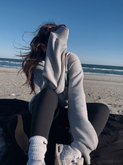 Cold Beach Day Outfit Spring, Cold Day Beach Outfit, Warm Beach Outfit, Cold Beach Day Outfit Winter, Spring Beach Outfits Cold, Prism Photoshoot, Chilly Beach Day Outfit, Winter Picnic Outfit, Picnic Day Outfit