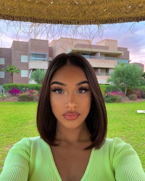 Baddie Bob Haircut, Face Card Valid, Ideas Selfies, Girly Makeup, Short Dark Hair, Photoshoot Pose, Face Card, Penteado Cabelo Curto, Baddie Hairstyles