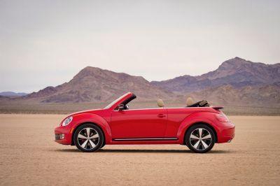 Volkswagen Beetle Cabriolet, Historical Statues, Volkswagen Beetle Convertible, Beetle Convertible, Car Volkswagen, Vw Cars, Automotive News, Vw Beetle, Vw Beetles