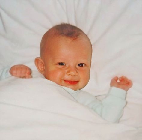 ⌯ Tom Holland ⌯ on Instagram: “Another photo of Baby Tom. 👶💓 - He was the cutest lil baby quackson. 🥐 - 𝐏𝐡𝐨𝐭𝐨 #𝟔𝟑𝟖 -  Follow @highqualityholland for more!  #marvel…” Baby Toms, Billy Elliot, Tom Holland Imagines, Tom Holland Peter Parker, Tom Holland Spiderman, Tommy Boy, Spiderman Homecoming, Marvel Actors, Lil Baby