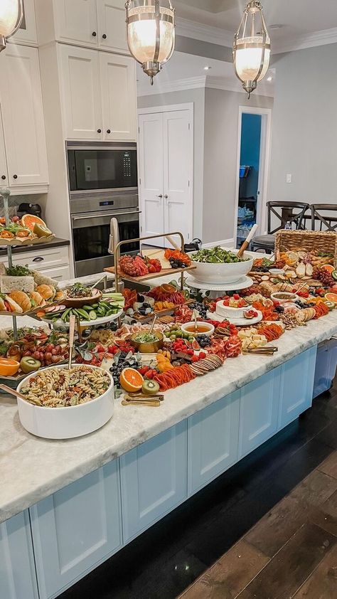 Party Food Tables Display, Best Grazing Tables, Catered Brunch Buffet, Outdoor Food Table Display, Grazing Table With Hot Food, Small Brunch Grazing Table, Catered Party Food Ideas, Grazing Table Appetizers, Salad Grazing Table