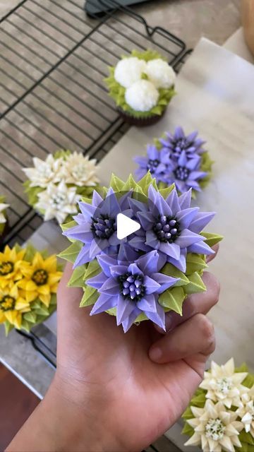 Flower Cupcakes Tutorial, Piped Flowers, Buttercream Flowers Cupcakes, Buttercream Flowers Tutorial, Cupcake Flowers, Frosting Flowers, Flower Cupcake, Piping Flowers, Cupcake Decorating Tips