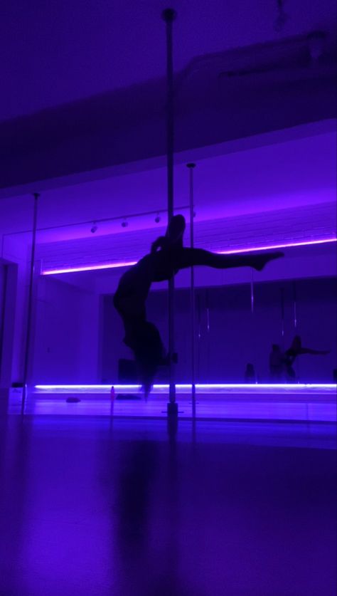 Dancing On Pole Aesthetic, Pole Aesthetic, Pole Dance Studio, Pool Dance, Scrapbook Planning, Dancer Lifestyle, Pole Moves, Nightclub Aesthetic, Silhouette Photography