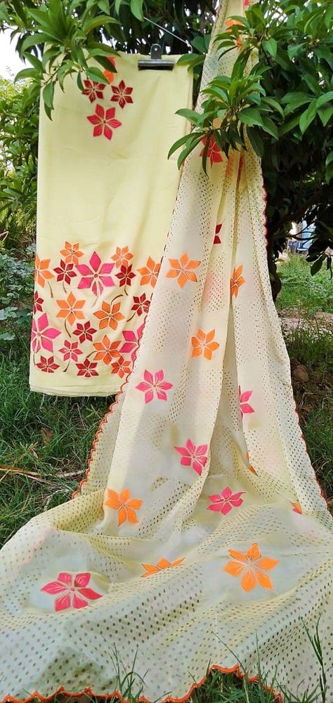 Hand Painted Clothing Indian, Handpainted Suits, Fabric Colour Painting, Indian Embroidery Designs, Saree Painting Designs, Etsy Embroidery, Fabric Paint Diy, Fabric Painting Techniques, Fabric Painting On Clothes