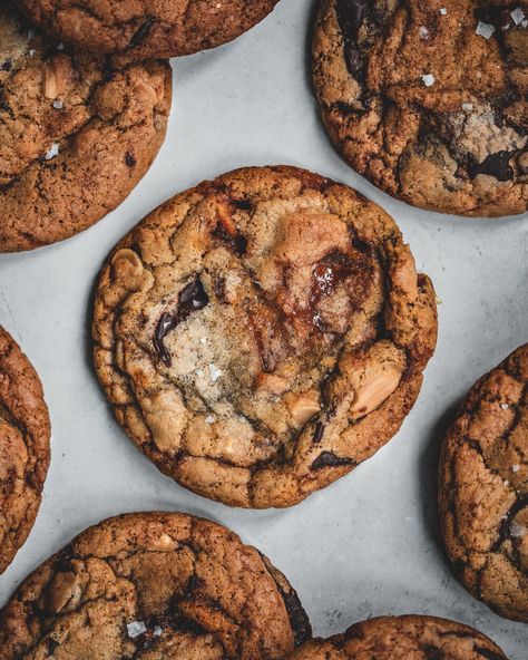 Brown Butter Salted Peanut Caramel Chocolate Chip Cookies — The Boy Who Bakes The Boy Who Bakes, Peanut Caramel, Salted Peanuts, Ultimate Chocolate Chip Cookie, Caramel Chocolate Chip Cookies, Cookie Bakery, Cookie Spread, Unique Cookies, Smart Cookie