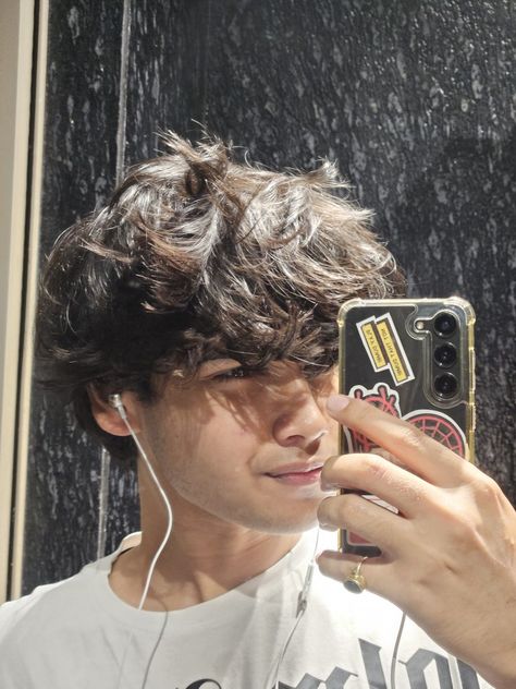 aesthetic hairstyle messy hair soft boy mirror selfie music lighting pinterest Mirror Selfie Boys Aesthetic, Selfie Poses Ideas Men, Mens Selfie Ideas, Men Selfie Aesthetic, Side Hair Men, Samsung Mirror Selfie, Boys Mirror Selfie Aesthetic, Iphone Mirror Selfie Boy, Men Mirror Selfie Aesthetic