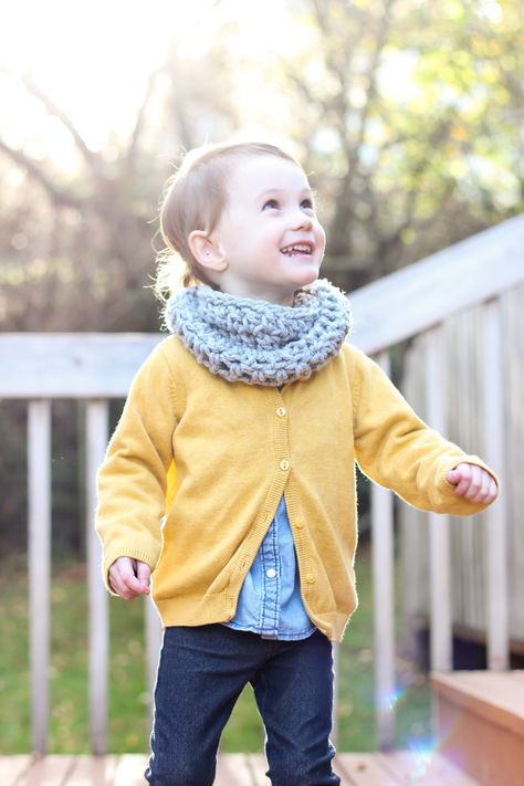 Crocheted Toddler Cowl Scarf - Free Pattern // Delia Creates Toddler Cowl, Toddler Infinity Scarf, Crochet Cowl Scarf, Crochet Kids Scarf, Scarf Kids, Toddler Scarf, Crochet Cowl Free Pattern, Crochet Kids Hats, Crochet Scarf Pattern Free