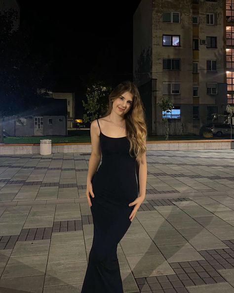 Poses In Black Bodycon Dress, Dress Picture Poses Night, Black Bodycon Dress Poses, Posing In A Dress Photo Ideas, Posing With A Dress, Photo Poses Elegant, Poses In Long Bodycon Dresses, Pose Ideas In A Dress, Poses With Maxi Dress