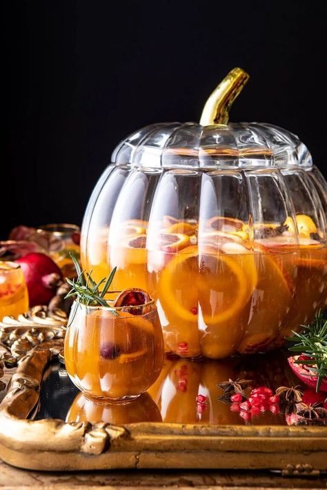 Sangria Thanksgiving, Thanksgiving Sangria, Friendsgiving Potluck, White Sangria Recipe, Thanksgiving Cocktail Recipes, Holiday Sangria, Pumpkin Wine, Christmas Sangria, Cider Sangria