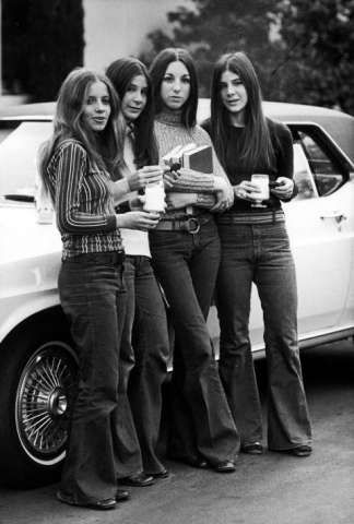 Hippies, Vintage Fashion 1970, Kool Aid Hair, High School Fashion, Fashion 70s, 70s Hippie, 1970s Fashion, Long Straight Hair, 70s Inspired