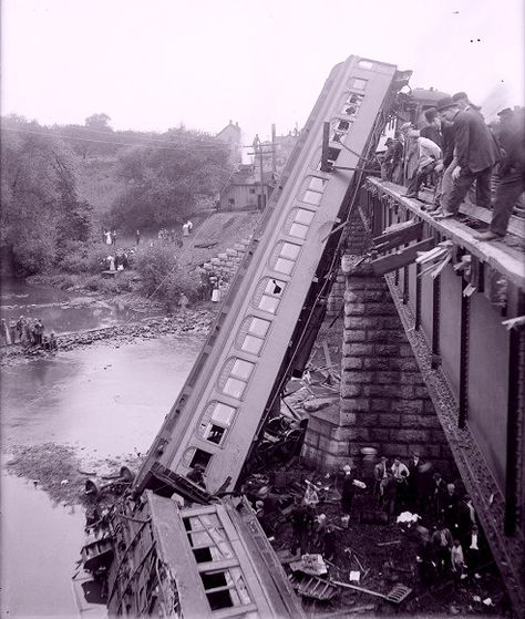 Lehigh Valley Railroad derailment on the bridge over the Canandaigua Lake outlet, near Manchester, 1911.  The train was on route to Rochester, NY.  29 killed, 62 Injured. Railway Accidents, Canandaigua Lake, Train Crash, Abandoned Train, Railroad Pictures, Railroad Photography, Train Wreck, Railroad Photos, Old Trains