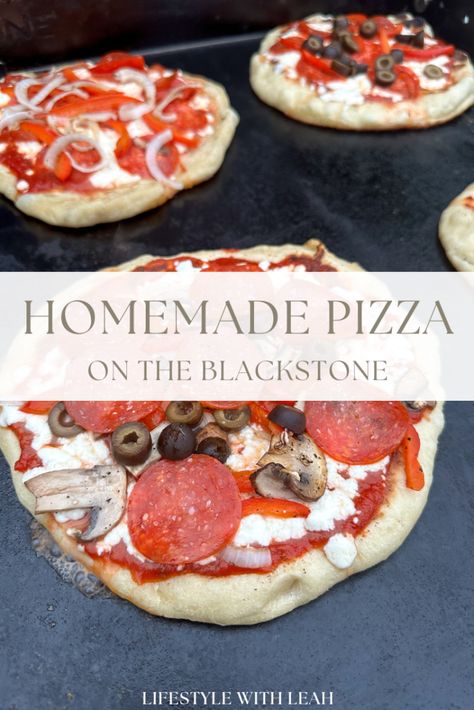 Cooking Pizza On Blackstone Griddle, Black Stone Griddle Pizza, Pizza On The Griddle, Grilled Cheese On Blackstone, Food To Cook On Flat Top Grill, Flatbread Pizza On Blackstone, Blackstone Grill Recipes Pizza, Black Stone Food Ideas, Griddle Pizza Recipes Blackstone