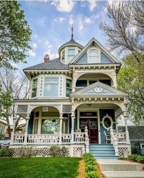 Victorian Style House Bloxburg, Victorian Homes Exterior, Old Victorian House, Victorian Style House, Old Victorian Homes, Saint Paul Minnesota, Victorian Style Homes, House Aesthetic, Casa Vintage