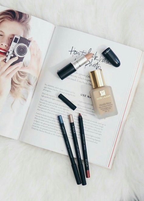 N.I.C.O.L.E | @GXLDEN22 Double Wear Estee Lauder, Beauty Flatlay, Estee Lauder Double Wear Foundation, Makeup Flatlay, Double Wear Foundation, Makeup Tips Foundation, Makeup Tip, Make Up Inspiration, Estee Lauder Double Wear