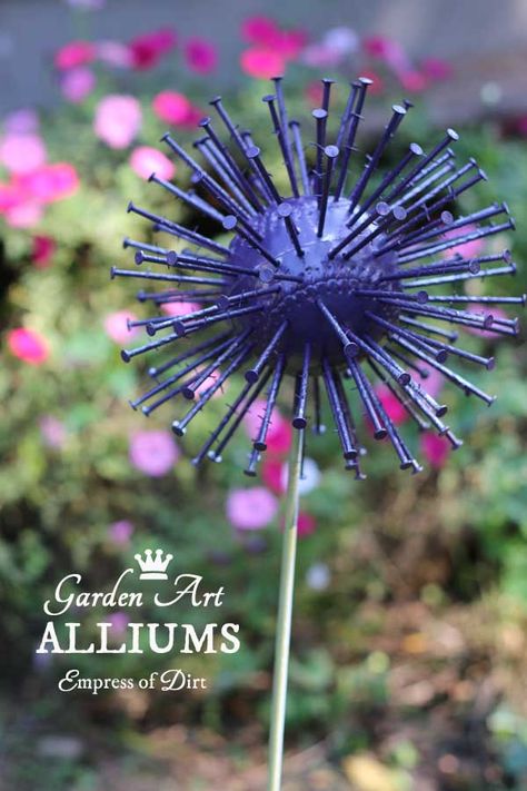 Have you ever seen giant, purple alliums in bloom in the spring? This is a quick and easy garden art project made from thrift shop items to mimic the look of those massive, globe-shaped flowers. Allium Garden, Giant Garden, Unique Garden Art, Garden Whimsy, Garden Art Sculptures Diy, Metal Garden Art, Have Inspiration, Garden Art Projects, Diy Art Projects