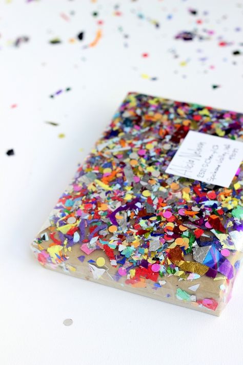 We can't help but love all things covered in confetti! Which is exactly why we decided to round up 15 of our favorite DIY confetti projects - perfect for specia Diy Confetti, Unique Wrapping Paper, Gift Wrapping Inspiration, Diy Wrap, Unique Gift Wrapping, Paper Ideas, Creative Gift Wrapping, Cadeau Diy, Diy Gift Wrapping