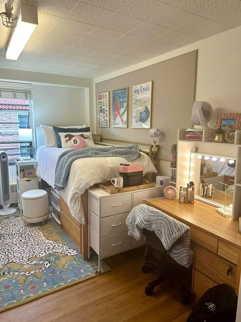 Things To Get For College, Wvu Dorm Room, Uchicago Dorm, Dorm Room Aesthetic Minimalist, Collage Dorm Ideas, Dorm Inspo Aesthetic, Ucla Dorm, Pink White Decor, Chic Dorm Room