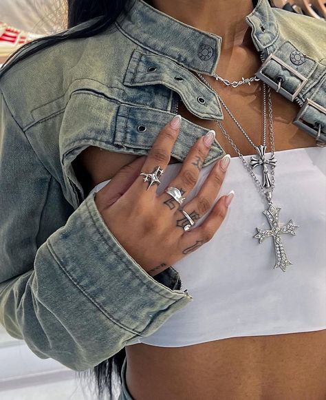 Xoxo Jewelry, Aesthetic Jewellery, Keep It Clean, Dope Jewelry, Jewelry Lookbook, How To Pose, Dream Jewelry, Mode Inspiration, Streetwear Outfit