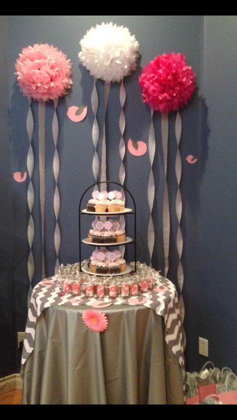 Pink and grey baby shower cupcakes Decoration Communion, Grey Baby Shower, Ideas Baby Shower, Baby Shower Table, Elephant Baby Showers, Baby Shower Photos, Shower Bebe, Shower Cupcakes, Baby Shower Backdrop