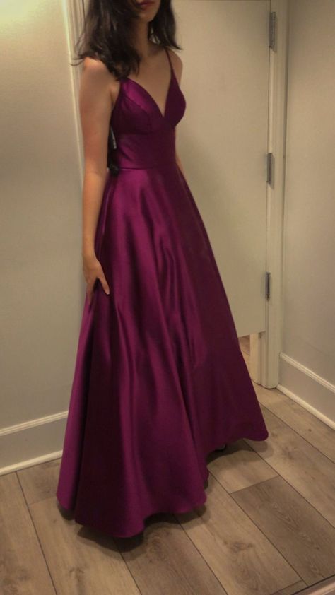 Satin Sleeves, Prom Dress Inspo, Stunning Prom Dresses, Purple Prom Dress, Looks Party, Prom Dress Inspiration, Cute Prom Dresses, Long Evening Gowns, Pretty Prom Dresses