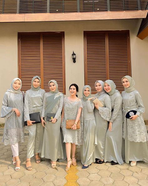 KEBAYA|BRIDESMAID|KONDANGAN on Instagram: “Temukan inspirasi Style Kondangan mu hanya di @kondanganoutfit 💖 - ________________///_______________ Follow & Tag @kondanganoutfit untuk…” Dress For Hijab, Style Kondangan, Bridesmaid Dresses Hijab, Kebaya Bridesmaid, Hijau Mint, Kebaya Muslim, Glamour Dress, Modern Dress, Kebaya