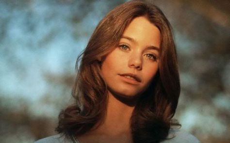 Susan Dey is a famous American actress from the 1970s who bewitched everyone with her beauty, style and acting. Despite being in her mid-60s, Susan has still got that killer look. Susan Dey Now, Try Not To Smile, Susan Dey, Fashion Decades, Shirley Jones, Fitness Video, Partridge Family, David Cassidy, Perfect Family