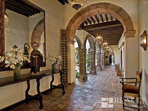 Spanish Fountain, Mexican Homes, Round Homes, Hacienda Homes, Spanish Style Architecture, Hacienda Style Homes, Mediterranean Home Decor, Casas Coloniales, Hacienda Style