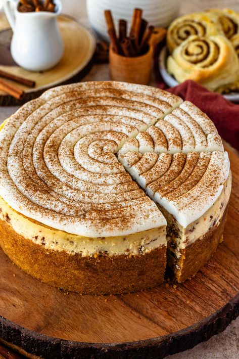 Cinnamon Roll Cheesecake Pies And Tacos, Roll Cheesecake, Super Torte, Cinnamon Cheesecake, Cinnamon Roll Cheesecake, Rich Cheesecake, Fluffy Frosting, Cheesecake Pie, Slow Cooker Desserts