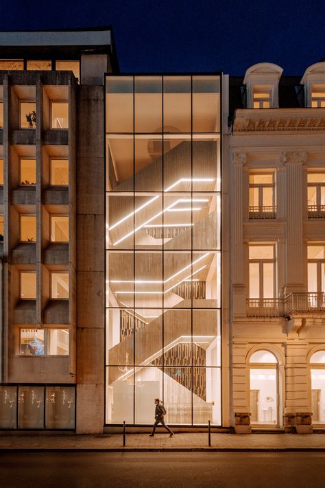 Photography: Miguel Sagredo Momoli Fire Stairs Architecture, Fire Staircase Design, Brussels Architecture, Brutalist House, Cool Interior, Community Design, Concrete Staircase, Facade Architecture Design, Glass Building