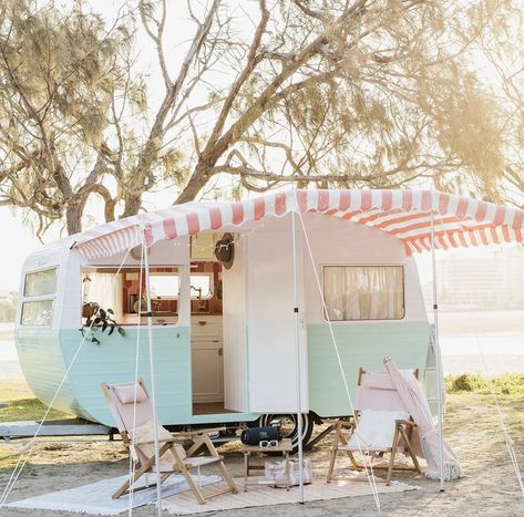 Cute Caravan, Summer Window Display, Rv Dreams, Tiny House Camper, Summer Window, Caravan Renovation, Retro Caravan, Caravan Interior, Vintage Campers Trailers