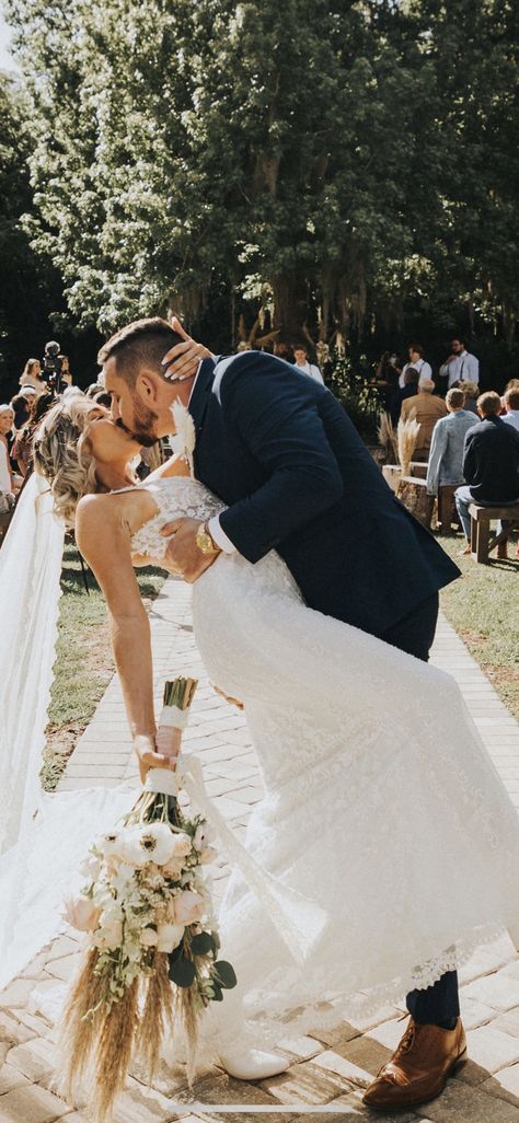 Lean Back Wedding Kiss, Wedding Dip Kiss Picture Ideas, Wedding Kiss Photography, Wedding Ceremony Dip Kiss, Wedding Photo Dip Kiss, Wedding Dip Photos, Aisle Dip Kiss, Dip Kiss Wedding, Wedding Dip Kiss