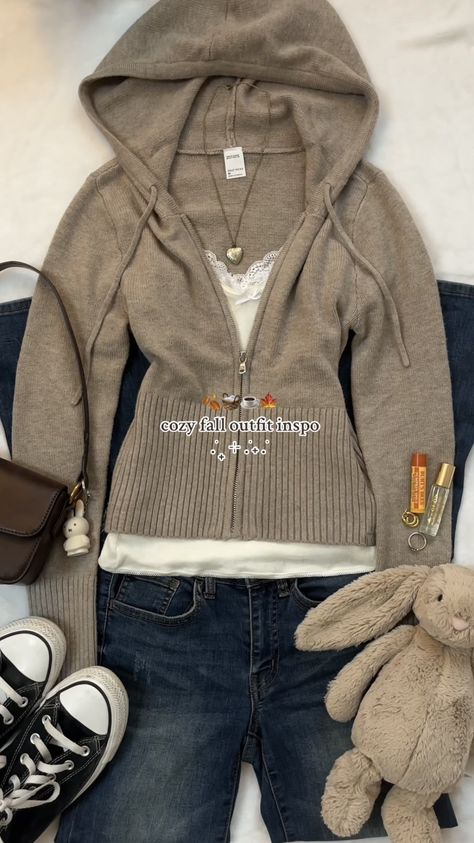 Basic Outfits Ideas For School, Down Town Outfits, Comfy School Outfits Fall, 2000s Winter Fashion, Winter Clothes Ideas, Dorm Christmas, Chic Winter Outfit, Cold Weather Essentials, Beige Outfits