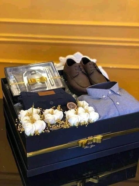 Hampers For Men, Romantic Experiences, Wedding Gift Hampers, Trousseau Packing, Wedding Gift Pack, Wedding Gifts For Men, Creative Wedding Gifts, Bridal Gift Wrapping Ideas, Gift Box For Men