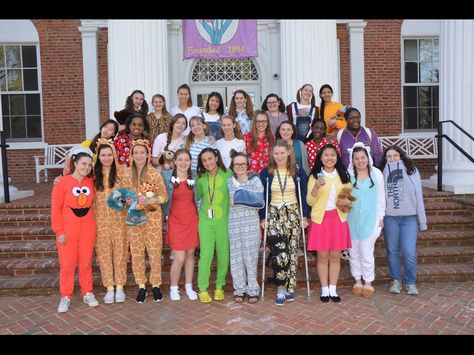 SPIRIT WEEK 2017 freshmen were toddlers Spirit Day Ideas, Sports Day Outfit, Punny Halloween Costumes, School Spirit Week, Cookie Costume, Homecoming Spirit Week, Paper Bag Princess, Book Character Day, America Dress