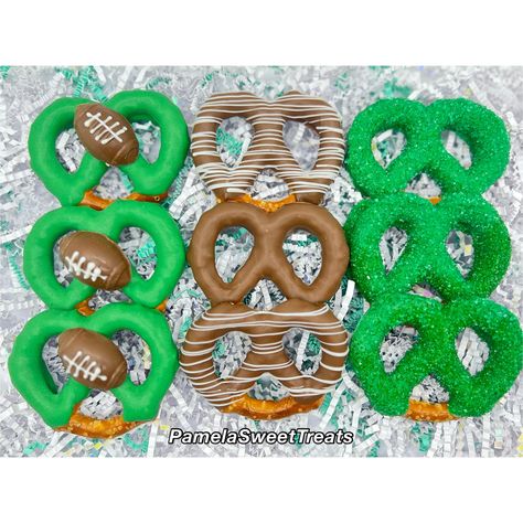 Get your game on with these Football chocolate covered pretzels ! These treats will have Sports fans everywhere loving these football treats on their championship table, or at a sports themed party!. Each chocolate pretzels is placed into a cello bag and tied with a color ribbon of your choice. Please note sold by the dozen (12) Football Chocolate Covered Pretzels, Sports Themed Birthday Party Ideas Food, Soccer Desserts Ideas, Football Treats For Players, Football Themed Desserts, Football Baby Shower Theme, Football Party Treats, Sports Treats, Dipped Desserts