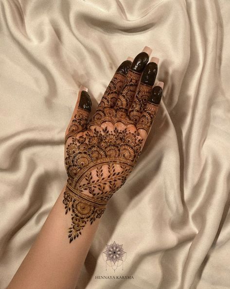 Henna Design Hand, Stylish Back Hand Mehndi, Finger Mehendi, Alice Nakiri, Palm Henna Designs, Wedding Henna Designs, Palm Mehndi, Back Hand Mehndi Design, Mehndi Ideas