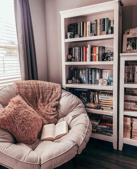 Book Corner Ideas Bedroom, Bedroom Reading Corner, Cozy Home Library, Home Library Rooms, Bedroom Corner, Home Library Design, Home Libraries, Inviting Home, Decoration Inspiration