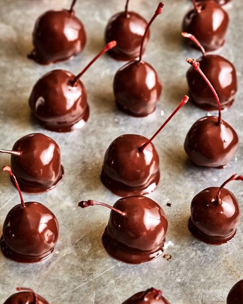 chocolate covered cherries lined up on a sheet pan Polyphenols Food, Cherries Recipes, Chocolate Covered Cherries Recipe, Chocolate Dipped Cherries, Heath Food, Easy Sweets, Seasonal Desserts, Making Chocolate, Dipped Strawberries