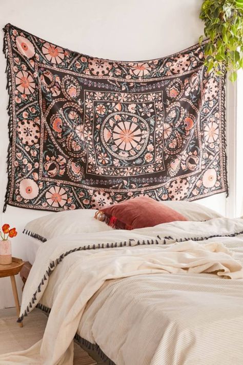 Do It Yourself Decoration, Boho Bedroom Design, Tapestry Hanging, Tapestry Bedroom, Mode Boho, Bohemian Bedroom, Bedroom Boho, Bohemian Design, Decor Guide