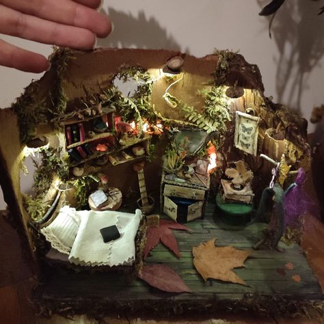 Spooky Fairy Garden, Mini Witch House, Tree Doll House, Spooky Fairy, Spooky Dollhouse, Faerie House, Cute Art Projects, Fairy Dollhouse, Fairy House Ideas