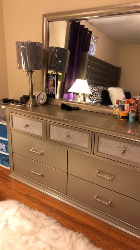 Dresser And Mirror Ideas Bedroom, Big Mirror On Dresser, Dresser With A Mirror, Dresser Decor Mirror, Dresser Mirror Decor, Room Dresser Decor Ideas, Tv On Dresser In Bedroom, Dresser Mirror Ideas, Dresser For Room